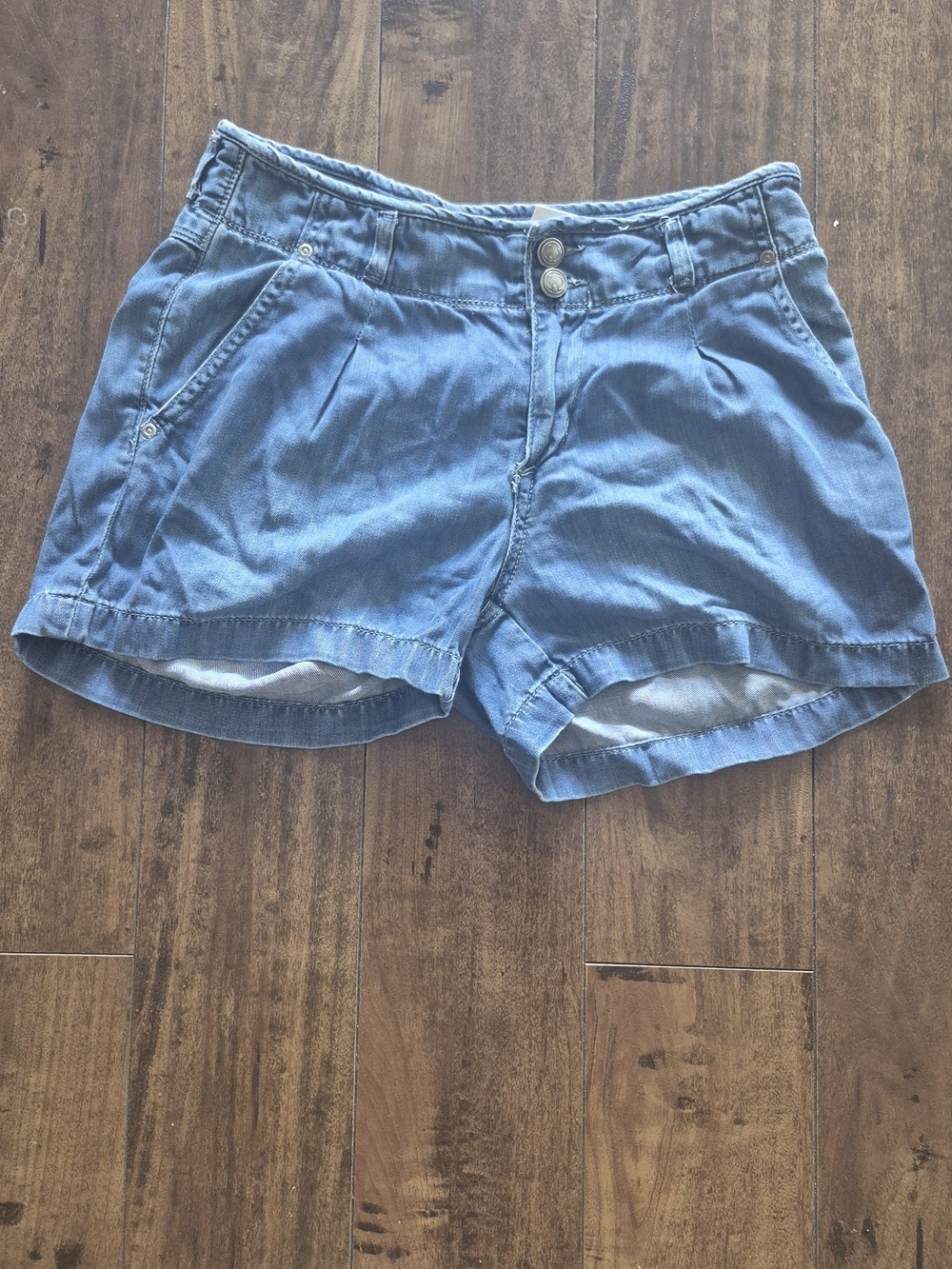 ​H&M &SHORTS Soft Tencel Lyocell Pleated Chambray Shorts Light Wash Blue - Size